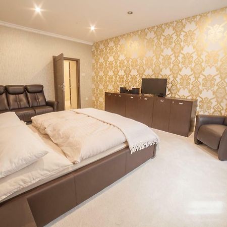 Spacious Apartment In City Center Bratislava Bagian luar foto