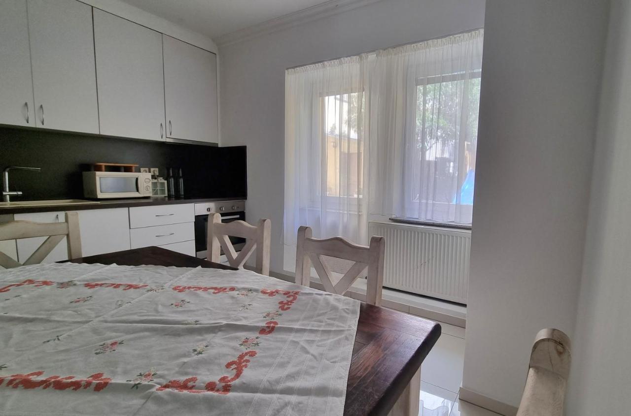 Spacious Apartment In City Center Bratislava Bagian luar foto