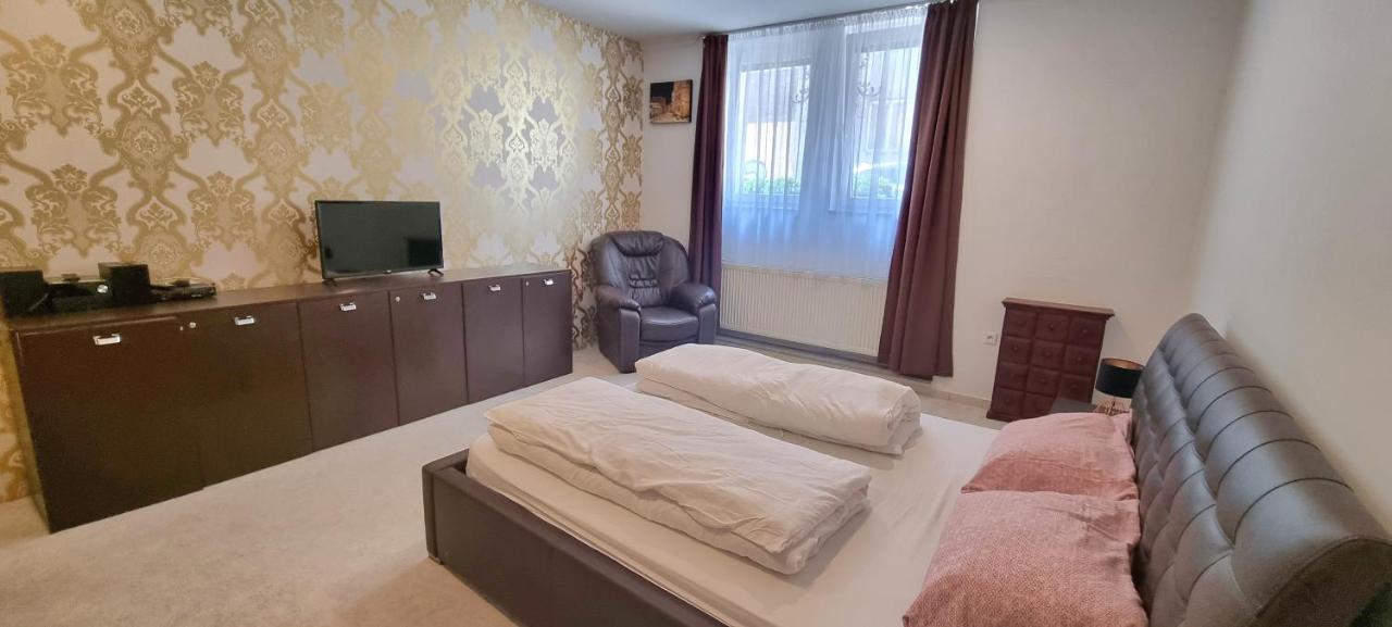 Spacious Apartment In City Center Bratislava Bagian luar foto