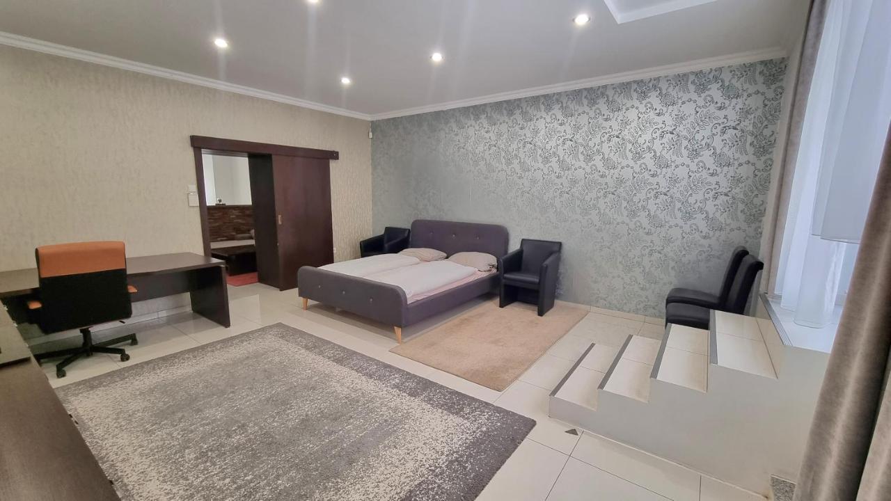 Spacious Apartment In City Center Bratislava Bagian luar foto