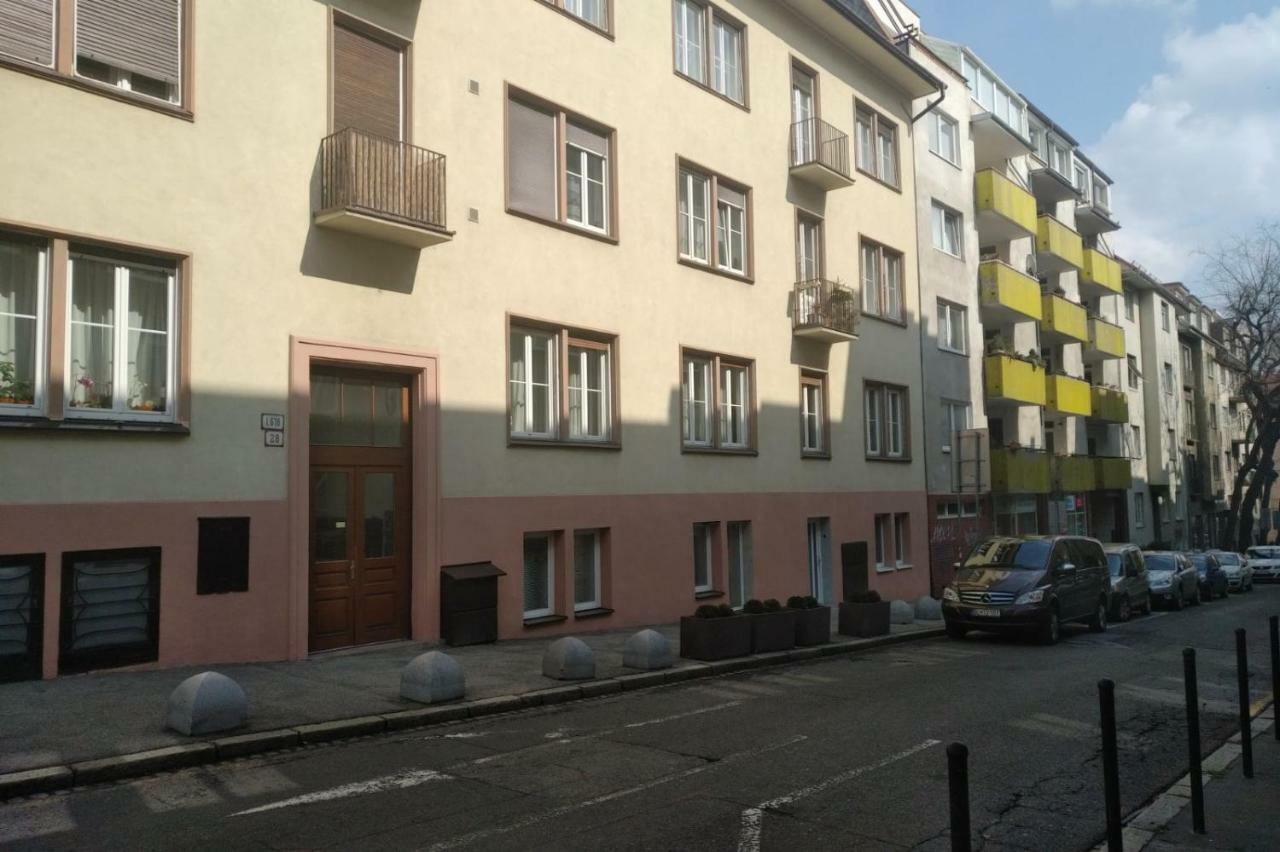 Spacious Apartment In City Center Bratislava Bagian luar foto