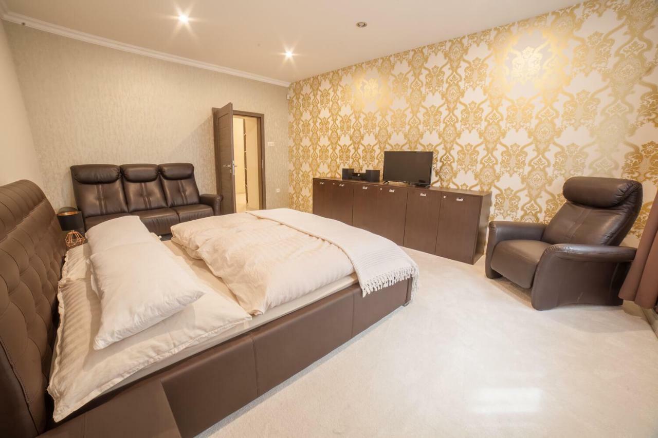 Spacious Apartment In City Center Bratislava Bagian luar foto