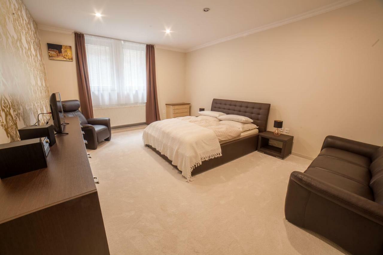 Spacious Apartment In City Center Bratislava Bagian luar foto