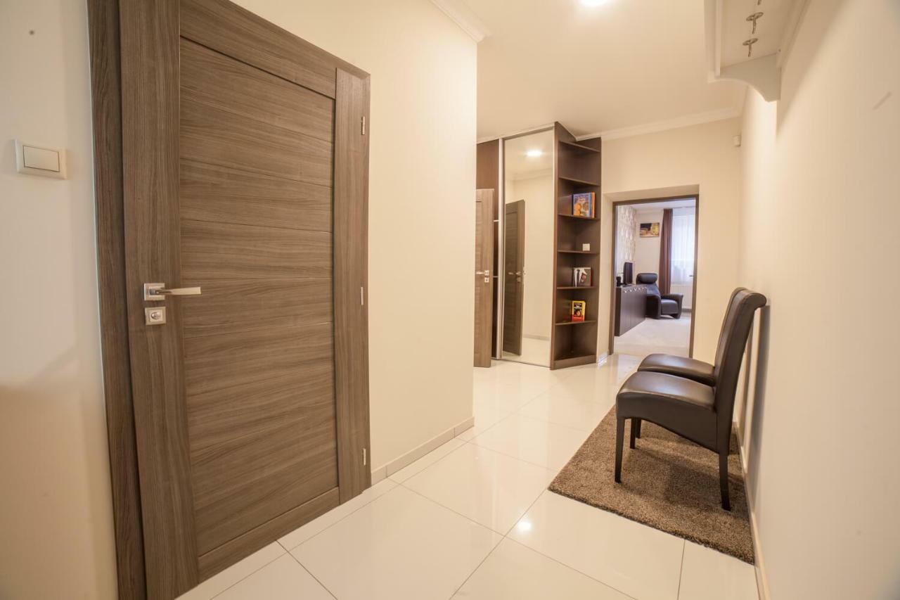 Spacious Apartment In City Center Bratislava Bagian luar foto